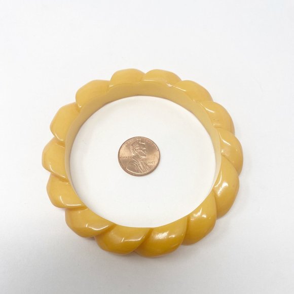 618 Vintage Bakelite Rope Motif Bangle Bracelet in Butterscotch - Picture 4 of 6